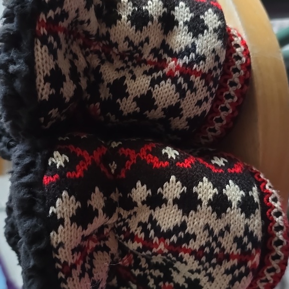 MUK LUKS BRAND WOMENS BLACK & RED SLIPPERS SIZE SMALL 5-6 - Picture 4 of 13